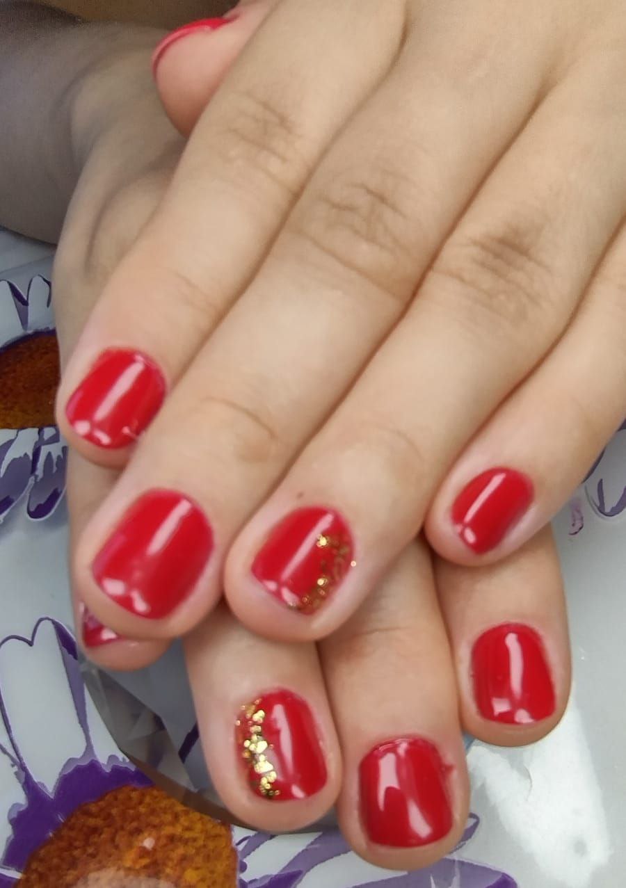 Esmaltação vermelha com glitter dourado - Melhor manicure em Ubiratã PR