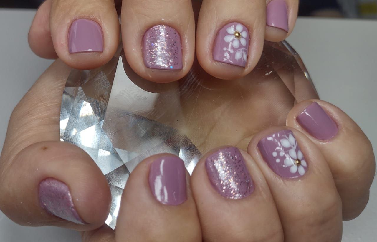 Nail art floral rosa com glitter - Unhas decoradas e alongamento em gel Ubiratã PR