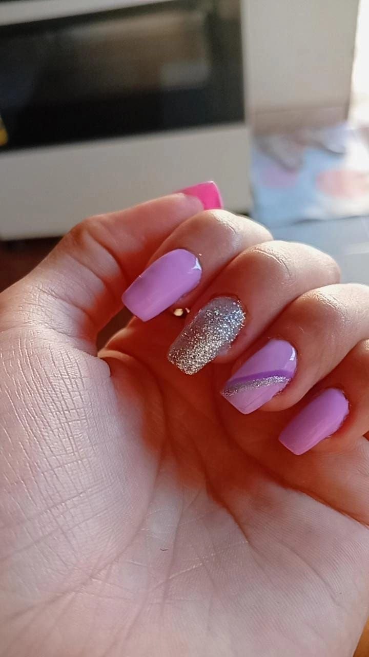 Unhas lilás com glitter prata - Nail art e esmaltação em gel em Ubiratã PR