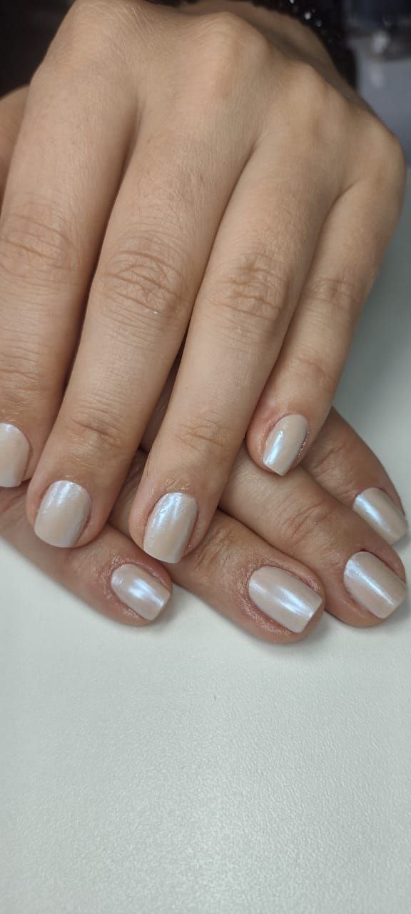 Unhas nude perolado com acabamento natural - Salão de beleza em Ubiratã Paraná